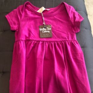 Adorable short sleeve simple dress. Magenta color